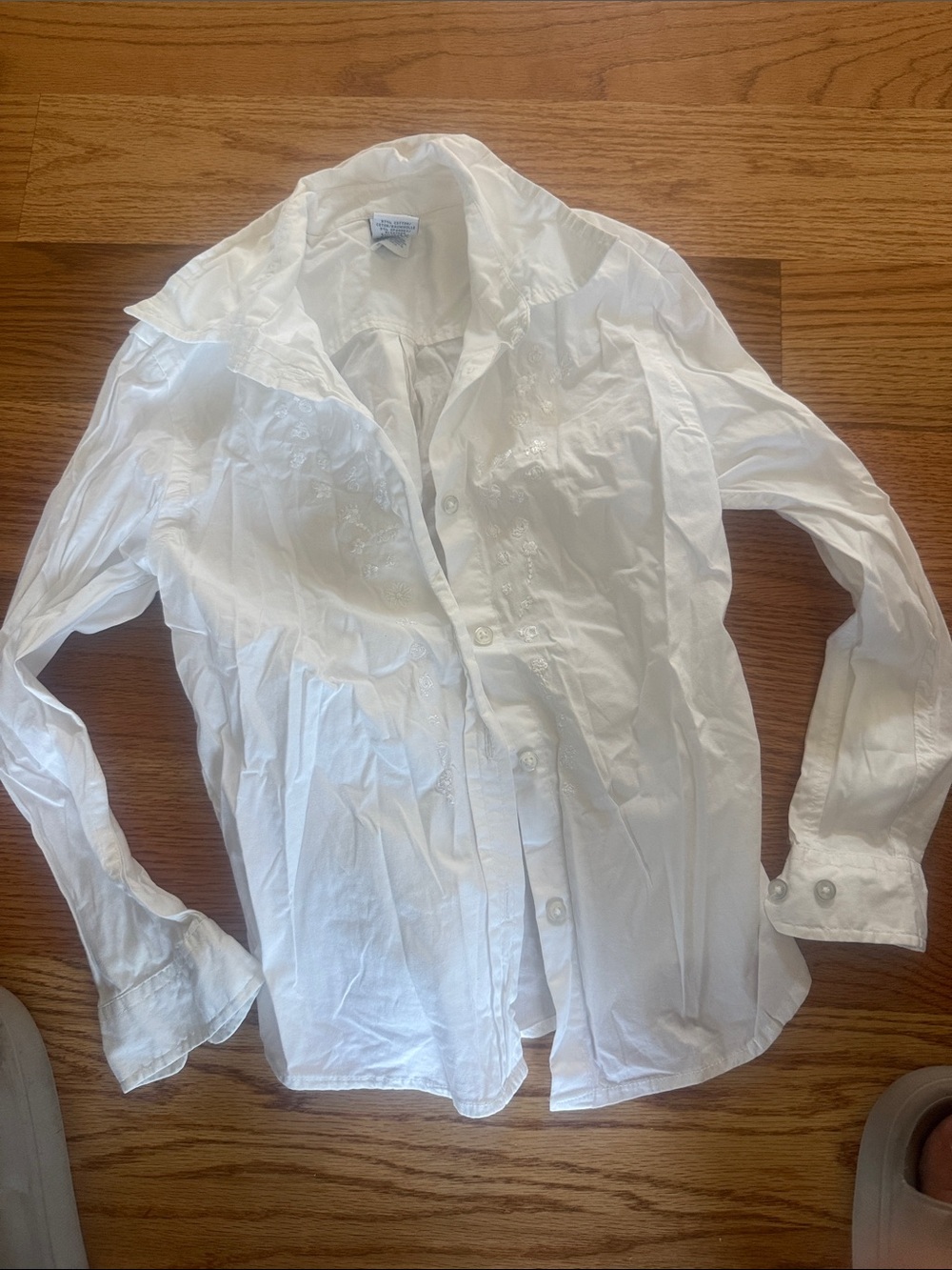 GAP White girls Button-Up Shirt w/ embroidered flowers